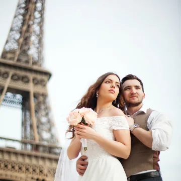 chauffeur mariage pour maries prenant la pose devant la tour Eiffel