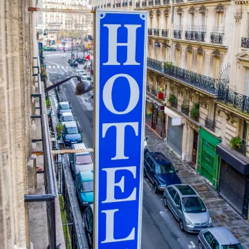 transfert hotel aeroport de Paris panneau hotel dans une rue parisienne